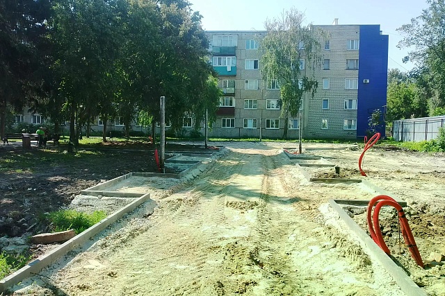 В Кузнецке продолжается благоустройство сквера героев СВО